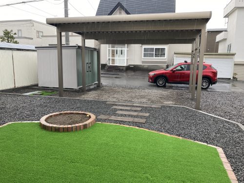 カーポートを住宅側から望む