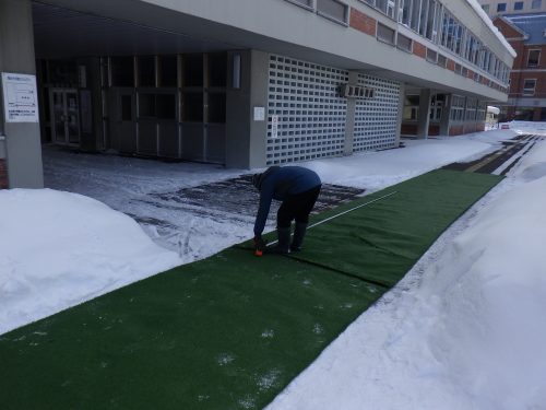 雪が付きにくいので、除雪しやすい