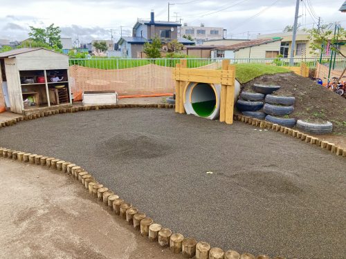 園庭の砂場やトンネル