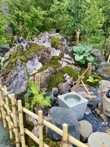 神社の庭の真ん中に据えられた景石